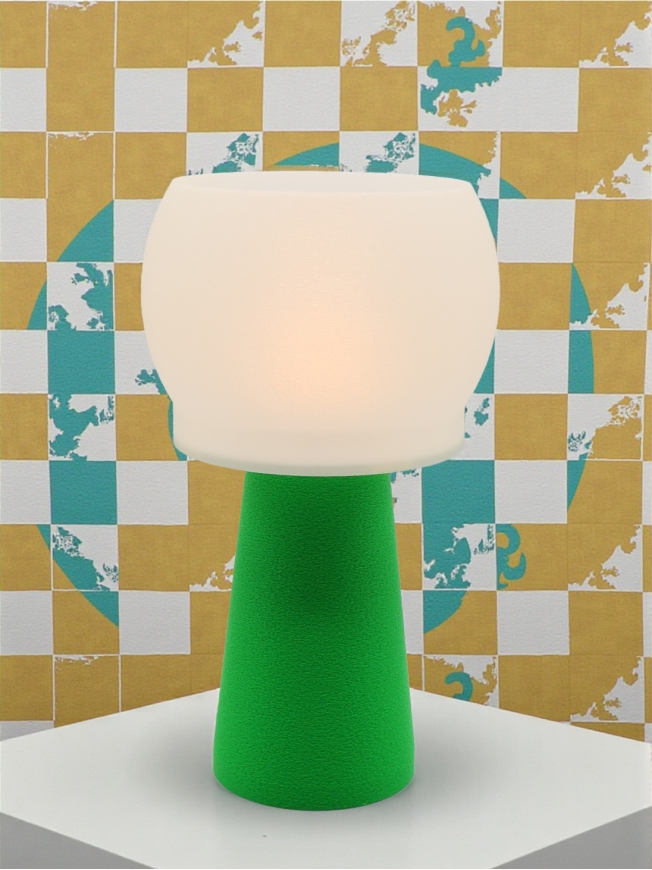 Lampe à poser Clémence Pop verte allumée, abat-jour lumineux, ambiance rétro avec décor damier jaune et bleu.