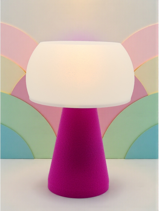 Lampe à poser Annie Pop Essentiel violet allumée, abat-jour crème lumineux, ambiance pastel avec décor demi-cercles vintage.