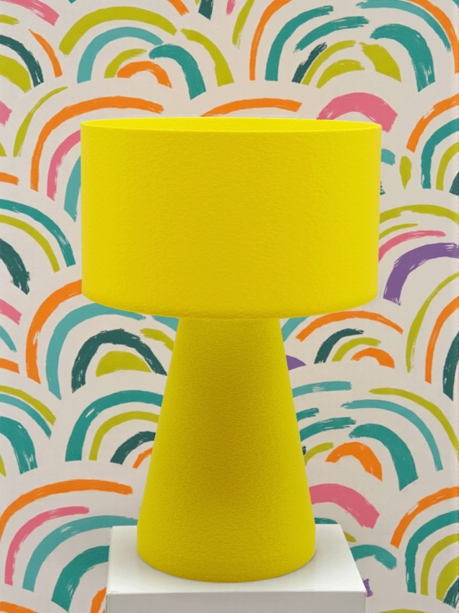 Lampe à poser Albane Pop Essentiel jaune, abat-jour cylindrique, pied conique, papier peint arcs multicolores.