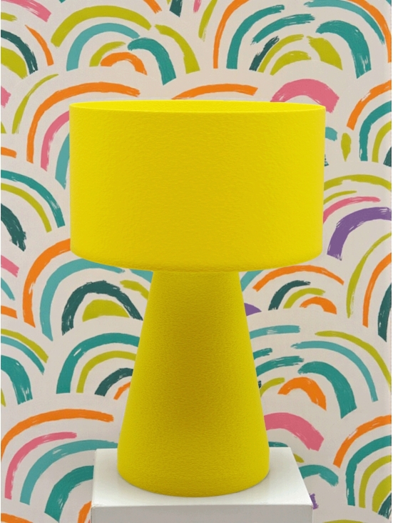 Lampe à poser Albane Pop Essentiel jaune, abat-jour cylindrique, pied conique, papier peint arcs multicolores.