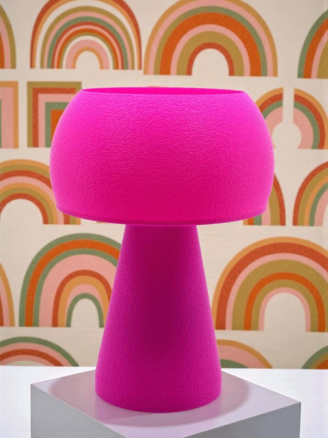 Lampe à poser Agnès Pop Essentiel violet, abat-jour arrondi, pied conique, papier peint arcs-en-ciel.