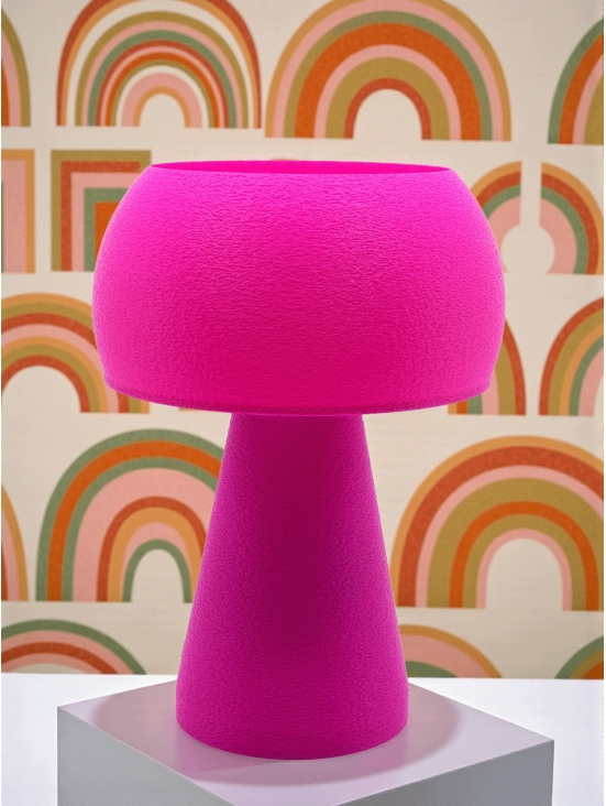 Lampe à poser Agnès Pop Essentiel violet, abat-jour arrondi, pied conique, papier peint arcs-en-ciel.