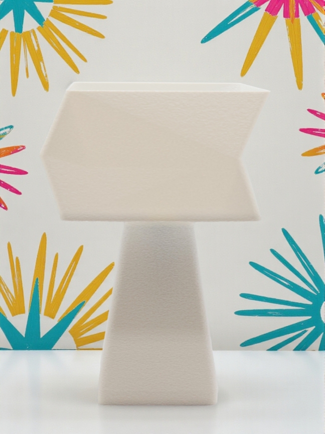 Lampe à poser Adèle design Pop Essentiel blanche, vue de face, abat-jour géométrique, en ambiance avec décor mural coloré