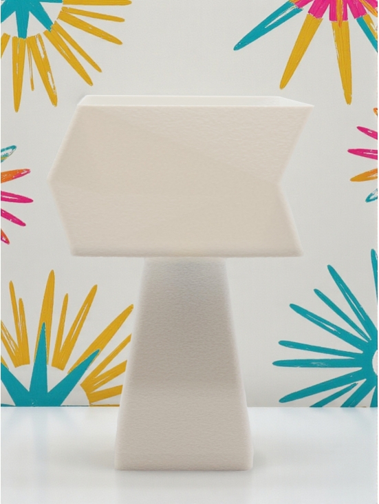 Lampe à poser Adèle design Pop Essentiel blanche, vue de face, abat-jour géométrique, en ambiance avec décor mural coloré