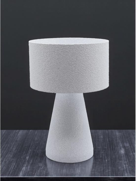 Lampe à poser design Albane granit pierre sur table sombre, ambiance élégante et minimaliste sur fond noir.