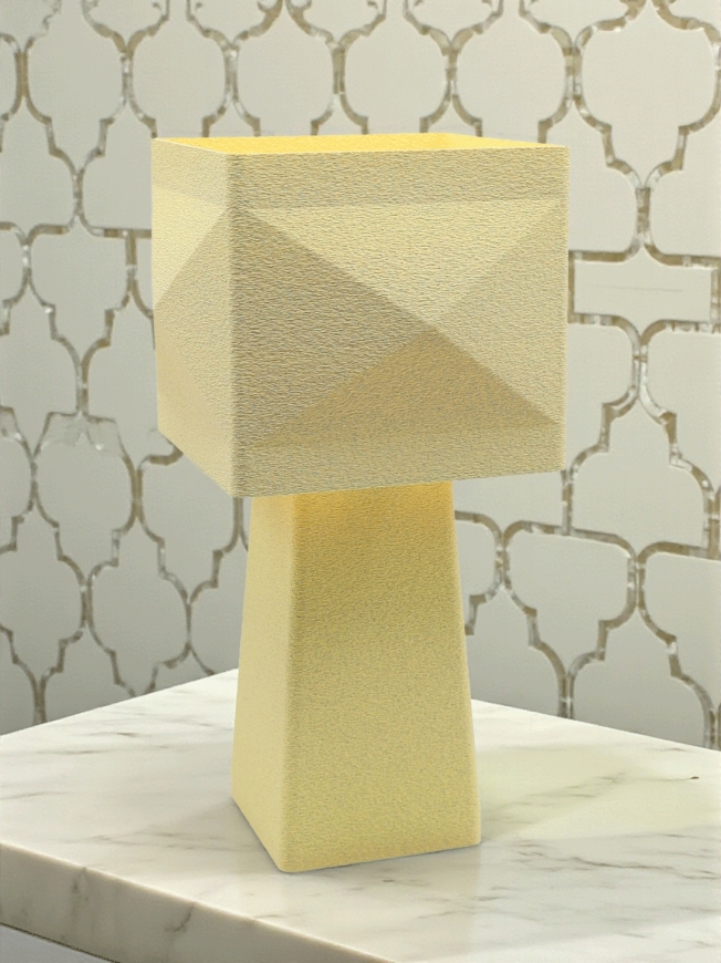 Lampe à poser design Léonie granit vanille, abat-jour carré, ambiance chic sur table marbrée et mur à motif.