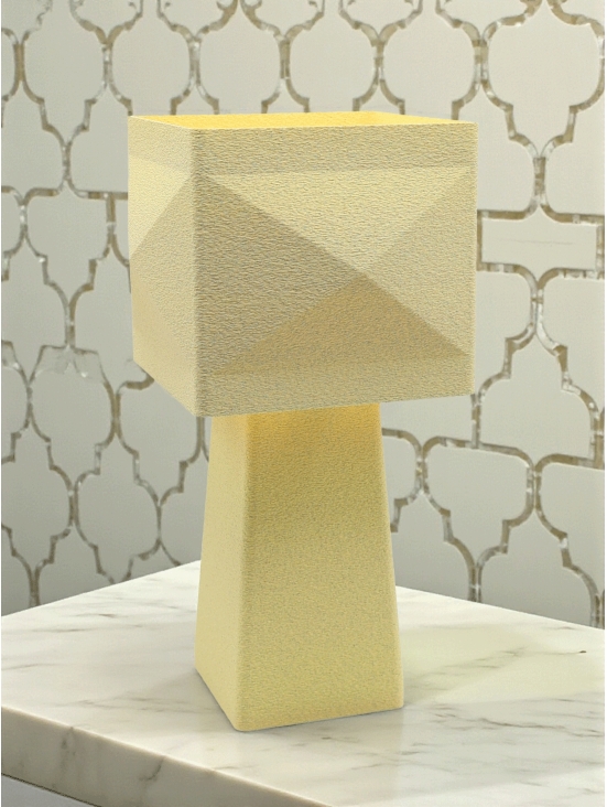 Lampe à poser design Léonie granit vanille, abat-jour carré, ambiance chic sur table marbrée et mur à motif.