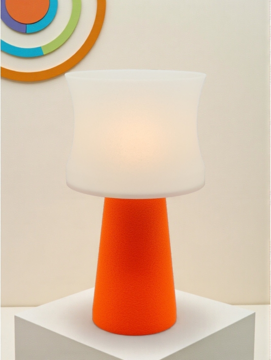 Lampe à poser Aurélie Pop orange allumée, abat-jour blanc lumineux, ambiance rétro avec décoration murale en cercles colorés.