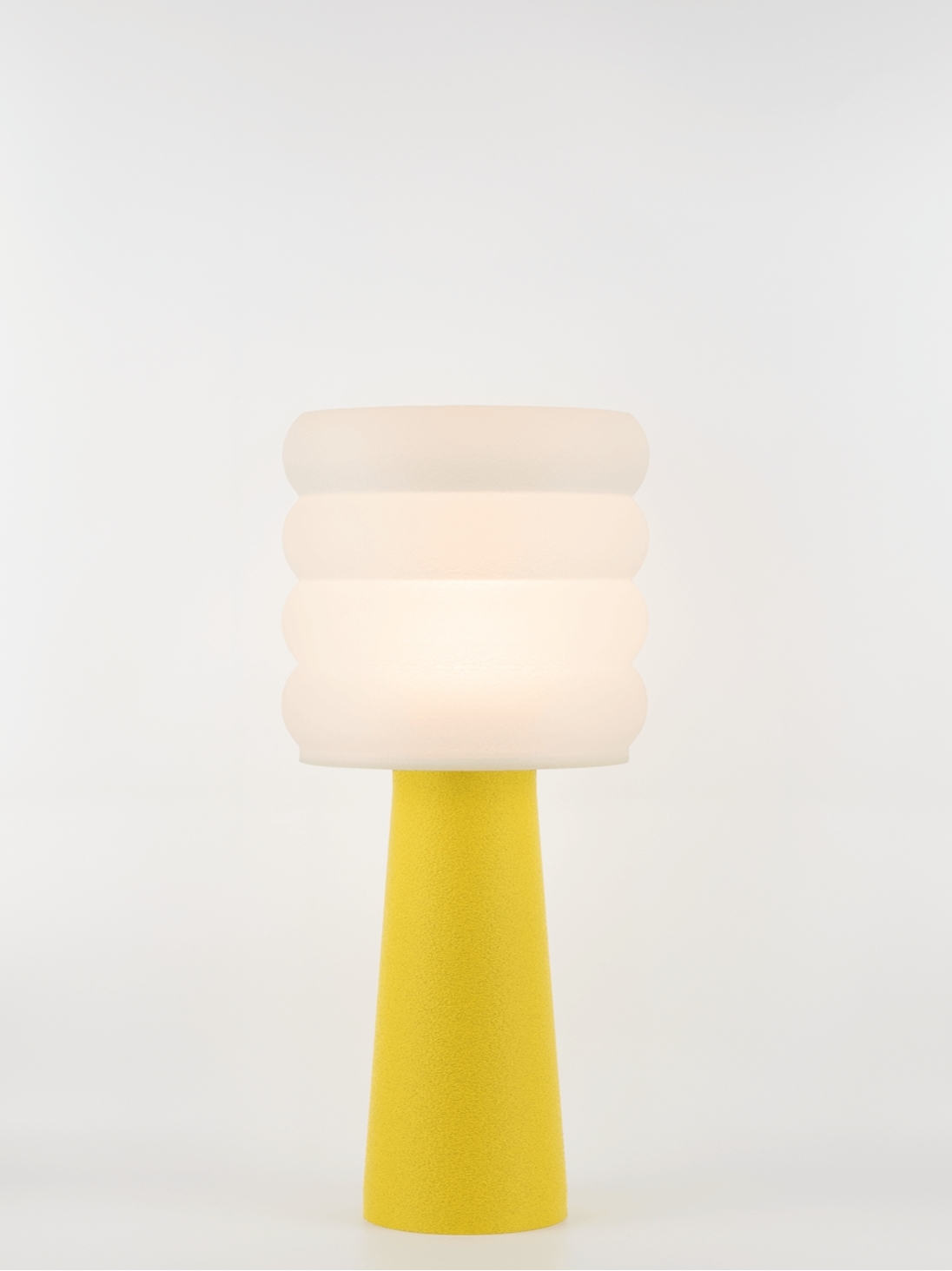 Coralie – Lampe à poser granit jaune, large