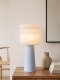 Coralie – Lampe à poser pastel bleu, large Coralie – Lampe à poser pastel bleu, large
