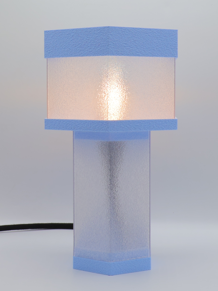 Jacqueline – Lampe à poser design finition Pastel Bleu – Disponible en plusieurs couleurs