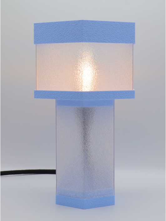 Jacqueline – Lampe à poser design finition Pastel Bleu – Disponible en plusieurs couleurs