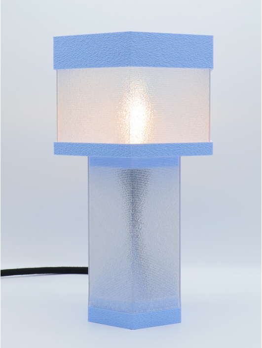 Jacqueline – Lampe à poser design finition Pastel Bleu – Disponible en plusieurs couleurs