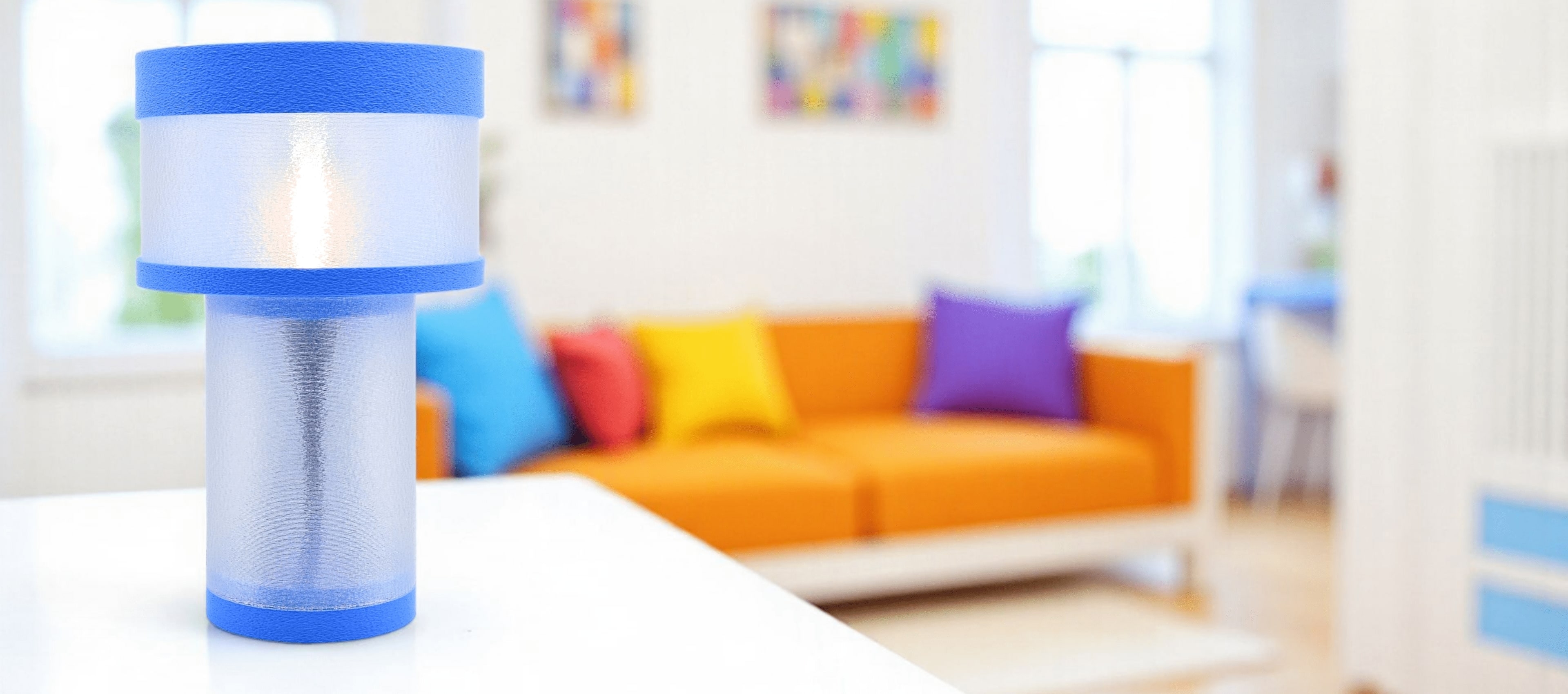 Lampe à poser design Pop au style joyeux et contemporain. Son corps cylindrique bleu en PLA s’associe à un diffuseur translucide en PETG pour une lumière douce et homogène. Idéale pour sublimer un salon coloré ou un espace créatif, elle allie design ludique, formes épurées et finition texturée. Une pièce originale et expressive, parfaite pour apporter une touche de modernité lumineuse à votre décoration intérieure.